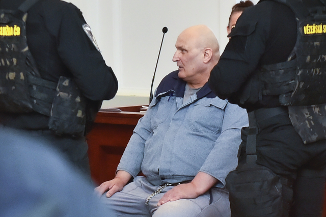 Doživotně odsouzený vrah Kott se u plzeňského soudu domáhá obnovy